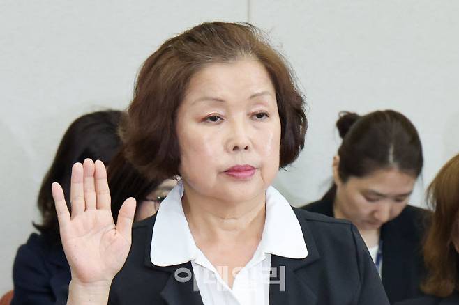 손효숙 리박스쿨 대표가 지난 7월 10일 서울 여의도 국회 교육위원회에서 열린 리박스쿨 청문회에 출석해 선서를 하고 있다. (사진=뉴스1)