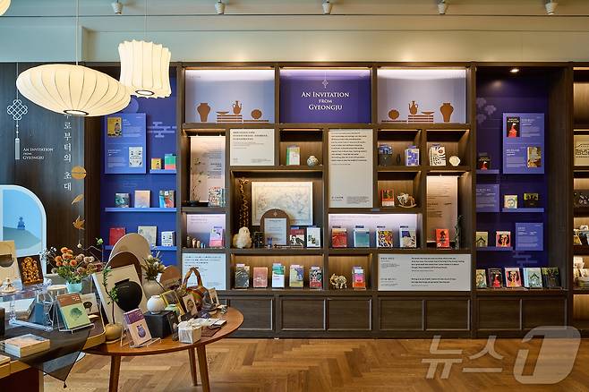 라한셀렉트경주 내 라이프스타일 북스토어&카페 경주산책'에 '경주로부터의 초대'를 주제로 조성한 매대 사진(라한셀렉트경주 제공)