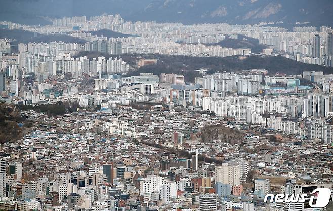 서울 중구 남산에서 바라본 주택 및 아파트 단지. (자료사진)2023.1.18/뉴스1 ⓒ News1 이승배 기자