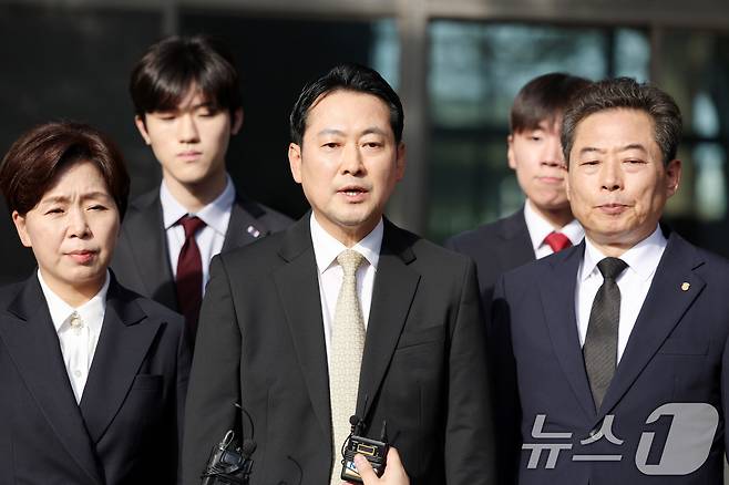 장동혁 국민의힘 대표가 6일 오후 광주 북구 임동 더현대 광주 부지를 방문해 발언하고 있다. 2025.11.6/뉴스1 ⓒ News1 이승현 기자