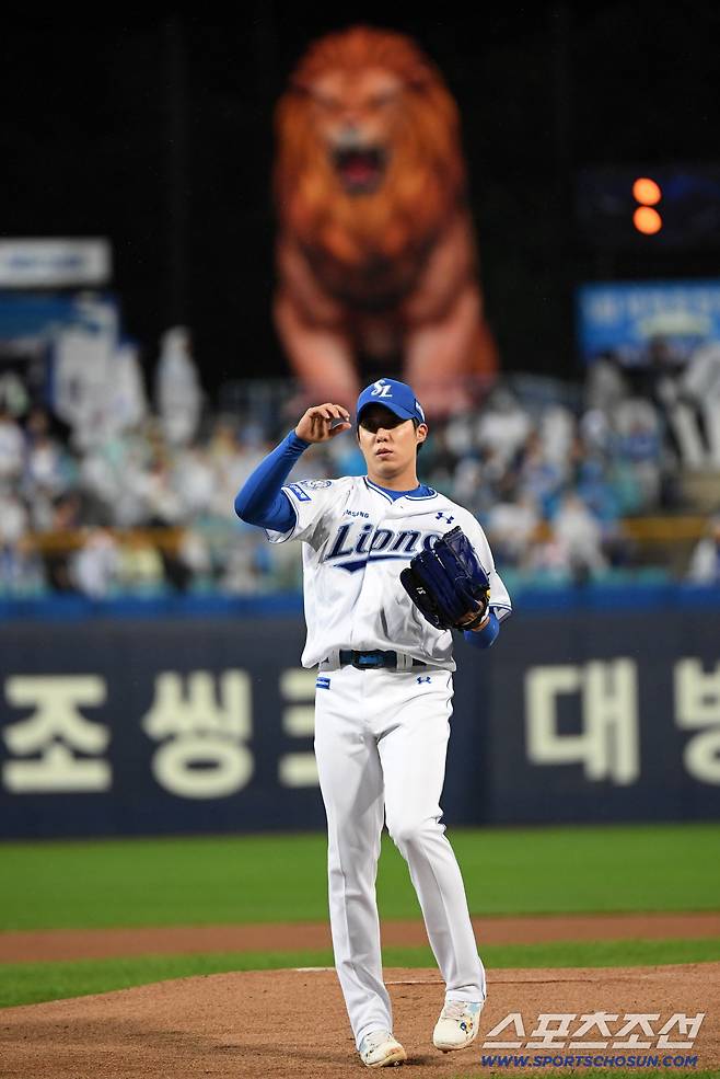 삼성 유니폼을 입고 가을야구 모든 걸 쏟아부었던 선발 투수 원태인.