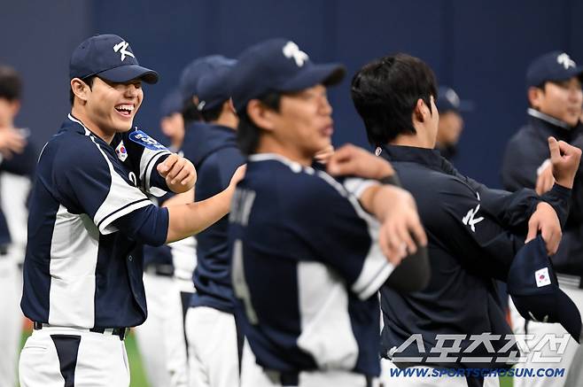 훈련 내내 원태인 곁을 떠나지 않았던 문동주.