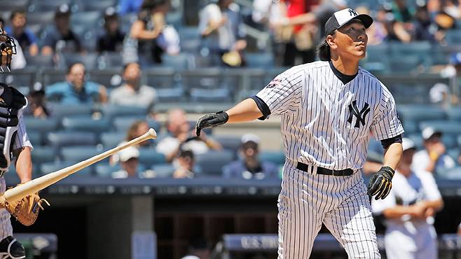 마쓰이 히데키는 2002년 12월 뉴욕 양키스와 3년 2100만달러에 입단 계약을 했다.