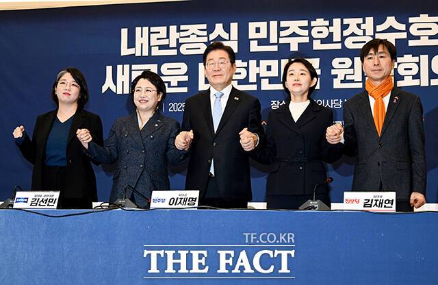 대선 직후 교섭단체 요건 완화를 약속한 더불어민주당이 6개월째 침묵을 이어가자, 진보개혁 4당(혁신당·진보당·사회민주당·기본소득당)이 압박에 나섰다. 공동선언문 들고 기념사진 촬영하는 용혜인 기본소득당 대표와 김선민 조국혁신당 당대표 권한대행, 이재명 당시 더불어민주당 대표, 김재연 진보당 대표, 한창민 사회민주당 대표(왼쪽부터). /배정한 기자