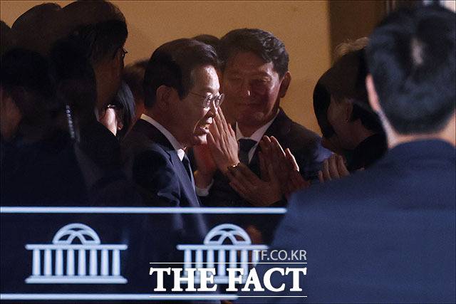 당정 간 엇박자 논란이 지속되면서 '배드캅' 역할을 자처한 정청래 대표의 리더십이 시험대에 올랐다는 평가가 나온다. 이재명 대통령이 4일 국회에서 2026년도 예산안 및 기금운용계획안 대통령 시정연설을 마친 뒤 본회의장을 나서는 모습./배정한 기자