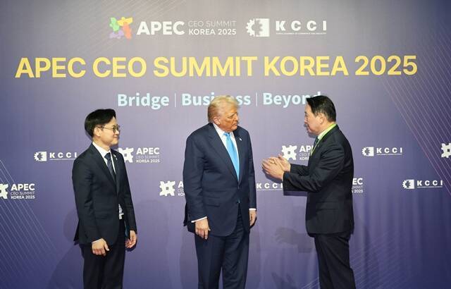최태원 SK그룹 회장(오른쪽부터), 도널드 트럼프 미국 대통령, 김정관 산업통상자원부 장관이 지난달 29일 열린 APEC CEO 서밋 특별 연설에 앞서 대화하고 있다. /대한상의