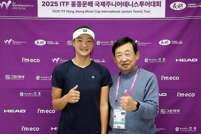 2회전에서 모든 일정을 마친 전예빈(좌)과 홍순용 토너먼트디렉터(우)