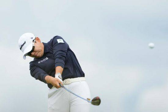 신지애가 토토 재팬 클래식 1라운드에서 6언더파를 몰아쳐 3위에 올랐다. AFP연합뉴스