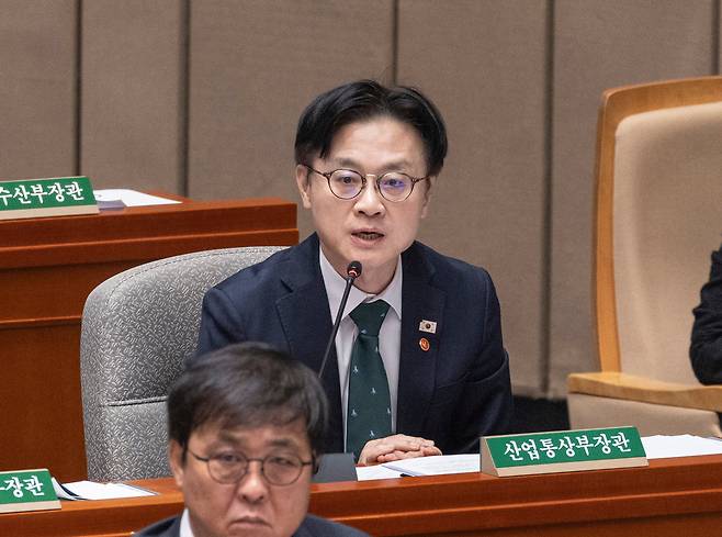 김정관 산업통상부 장관이 6일 서울 여의도 국회에서 열린 예산결산특별위원회 전체회의에 참석해 의원 질의에 답하고 있다. / 연합뉴스