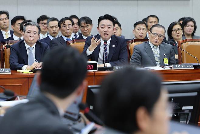 강훈식 대통령 비서실장이 6일 서울 여의도 국회에서 열린 국회운영위원회의 대통령비서실 등에 대한 국정감사에서 주진우 국민의힘 의원 질의에 답변하고 있다. 2025.11.6. 뉴스1