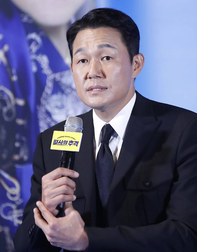배우 박성웅이 13일 오후 서울 CGV 용산 아이파크몰에서 열린 영화 ‘필사의 추격’(감독 김재훈) 언론시사회에서 인사말을 하고 있다. '필사의 추격'은 상극 중에 상극인 사기꾼과 분노조절장애 형사, 그리고 조직 보스가 각자 다른 이유로 제주에 모이며 펼쳐지는 대환장 추격전을 그린 작품이다. 사진=뉴스1