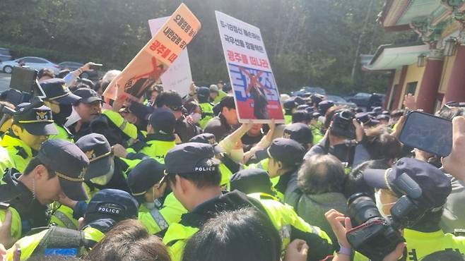 시위대와 경찰, 취재진 등이 뒤엉켜 물리적 충돌을 빚고 있다. 사진=이해람 기자