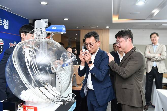 2024~2025시즌 신인 드래프트 순번 추첨 모습. 한국농구연맹 제공