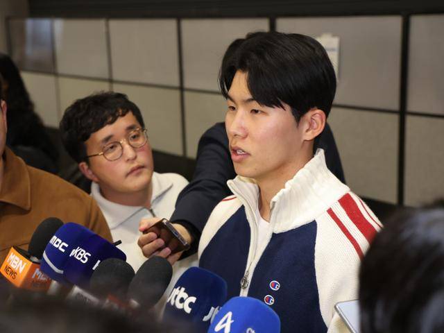 메이저리그 진출 첫 시즌부터 월드시리즈 우승을 경험한 LA 다저스 김혜성이 6일 인천공항을 통해 귀국한 뒤 취재진의 질문에 답하고 있다. 뉴스1