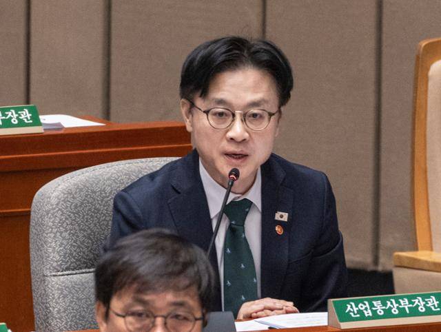 김정관 산업통상부 장관이 6일 국회 예결위 회의장에서 열린 전체회의에 참석해 의원 질의에 답하고 있다. 이날 국회 예결위는 정부가 제출안 2026년도 예산 심의에 본격 돌입했다. 연합뉴스