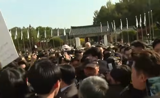 장동혁 국민의힘 대표가 오늘(6일) 시민단체 반발 속 국립5·18민주묘지 참배에 나선 모습 (사진, 유튜브 국민의힘TV 갈무리)
