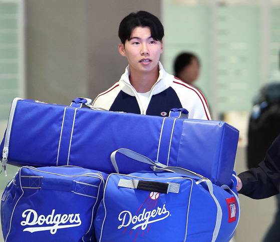 (서울=뉴스1) 황기선 기자 = 메이저리그(MLB) 진출 첫 시즌부터 월드시리즈(WS) 우승을 함께한 LA 다저스 김혜성이 6일 오후 인천국제공항을 통해 귀국하고 있다. 김혜성은 올해 정규시즌 71경기에 출전해 0.280의 타율과 3홈런 17타점 13도루 등을 기록했다. 2025.11.6/뉴스1