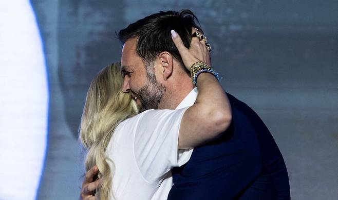 JD 밴스 부통령과 찰리 커크의 미망인인 에리카 TPUSA(Turning Point US) CEO. /사진=게티이미지