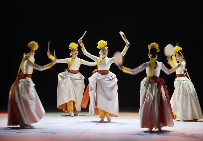 6일 서울 종로구 세종문화회관 M씨어터에서 열린 서울시무용단 공연 '미메시스'의 시연 행사. / 사진출처. 연합뉴스.