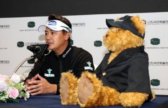 박상현이 질문에 답하는 모습. /KPGA