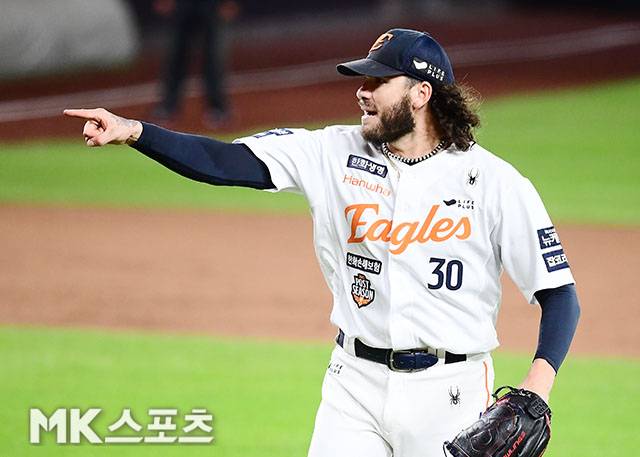 10월 24일 오후 대전 한화생명볼파크에서 ‘2025 신한 SOL Bank KBO 포스트시즌’ 한화 이글스와 삼성 라이온즈의 플레이오프(5전 3선승제) 5차전이 열렸다. 2회초 2사 1루에서 한화 선발 폰세가 견제로 1루주자 김지찬을 잡아내고 포효하고 있다. 사진=김영구 기자