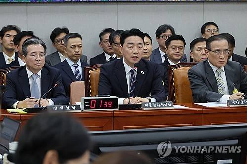 위원 질의에 답하는 강훈식 비서실장 (서울=연합뉴스) 김주성 기자 = 강훈식 대통령 비서실장이 6일 서울 여의도 국회에서 열린 운영위원회의 대통령비서실과 국가안보실, 대통령경호처 등에 대한 국정감사에서 위원 질의에 답하고 있다. 2025.11.6 utzza@yna.co.kr