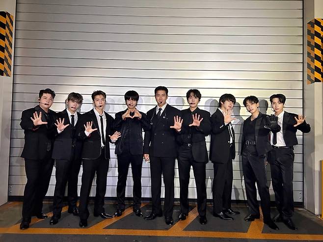 슈퍼주니어는 본 그룹 활동 외에도 여러 유닛을 만들어 활동했다. 슈퍼주니어 공식 페이스북