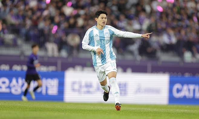 K리그1의 ‘디펜딩 챔피언’이지만 올 시즌엔 9위로 처져 있는 울산 HD가 9일 10위 수원FC를 울산 홈으로 불러들여 맞대결을 통해 강등권 추락 방어에 도전한다. 사진은 최근 전역해 울산에 합류한 ‘에이스’ 이동경이 지난 1일 안양FC와의 경기에서 복귀전을 치르는 모습. 한국프로축구연맹 제공