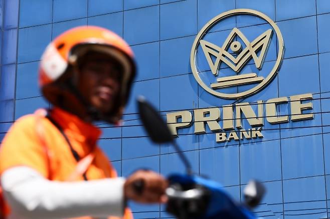 ‘태자단지’ 운영 배후로 지목된 프린스그룹 - 캄보디아에서 한국인 납치ㆍ감금이 잇따라 발생하며 정부가 대응에 나선 가운데 17일(현지시간) 캄보디아 최대 범죄단지로 꼽혔던 ‘태자단지’ 운영 등 조직적 범죄의 배후로 알려진 프린스그룹에서 운영하는 은행의 모습. 프린스그룹과 그 회장인 천즈는 캄보디아 등지를 근거지로 삼아 활동하며 전 세계 피해자들의 돈을 뜯어내고 인신매매한 노동자들을 고문하는 불법 스캠(사기)센터를 운영한 혐의로 지난 14일 미국ㆍ영국 정부의 제재를 받기도 했다. 2025.10.17 연합뉴스