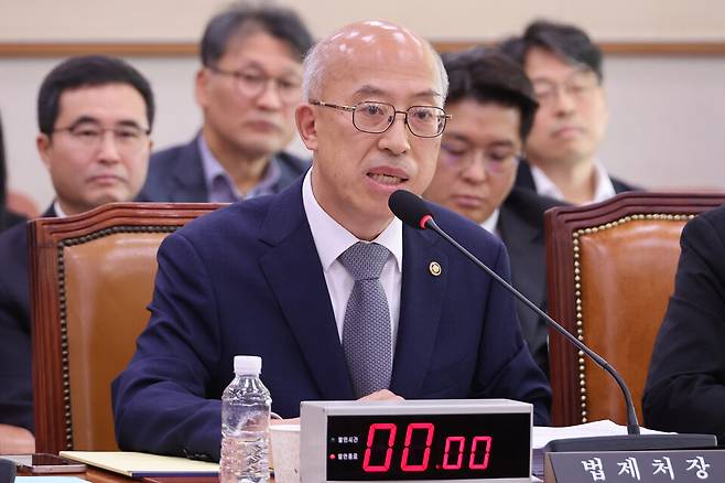 조원철 법제처장이 10월24일 서울 여의도 국회 법제사법위원회에서 열린 법제처에 대한 국정감사에서 위원 질의에 답하고 있다. ⓒ연합뉴스