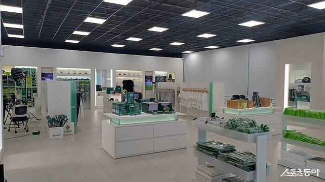 전북 현대가 전주월드컵경기장에 복합문화공간인 ‘팬 익스피리언스센터’를 구축했다. 2026시즌 개막에 맞춰 공식 개관을 준비하는 이곳은 방문객들의 눈과 귀를 즐겁게 할 것으로 보인다. 메가스토어 전경. 전주|남장현 기자