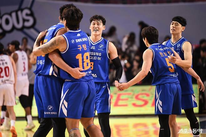 삼성 선수들이 5일 잠실실내체육관에서 열린 정관장전서 승리한 뒤 함께 기뻐하고 있다. 삼성은 이번 시즌 3점슛을 최대한 많이 던지는 농구를 통해 보는 이들의 눈을 시원하게 만들고 있다. 사진제공|KBL