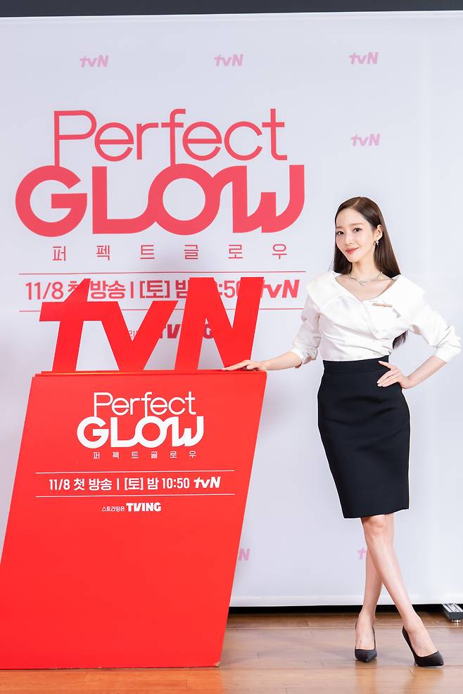 배우 박민영이 6일 오전 온라인 사전녹화 형식으로 공개된 tvN 새 예능 ‘퍼펙트 글로우’ 제작발표회에 참석해 포즈를 취하고 있다. 사진 tvN