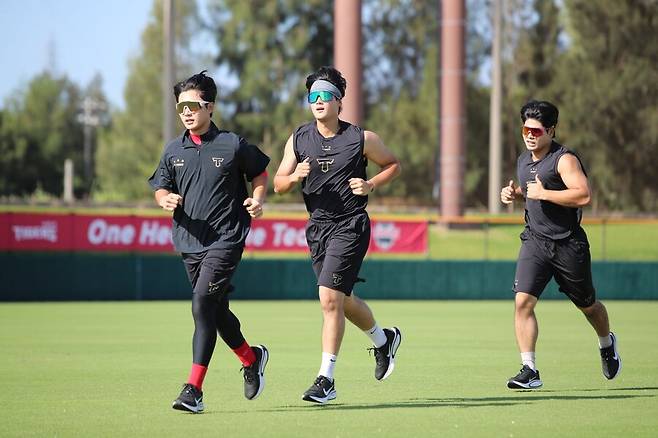 ▲ 하루 일정을 여는 러닝의 강도가 상상 이상인 가운데, 곧바로 이어지는 추가 훈련은 선수들의 체력을 실험하고 있다 ⓒKIA타이거즈