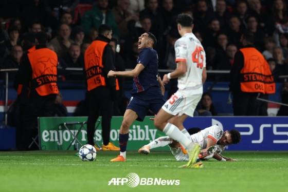 아슈라프 하키미가 지난 5일(한국시간) 프랑스 파리의 파르크 데 프랭스에서 열린 바이에른 뮌헨과의 2025~2026 유럽축구연맹(UEFA) 챔피언스리그(UCL) 리그 페이즈 4차전에서 루이스 디아스에게 태클을 당해 쓰러지고 있다. /AFPBBNews=뉴스1