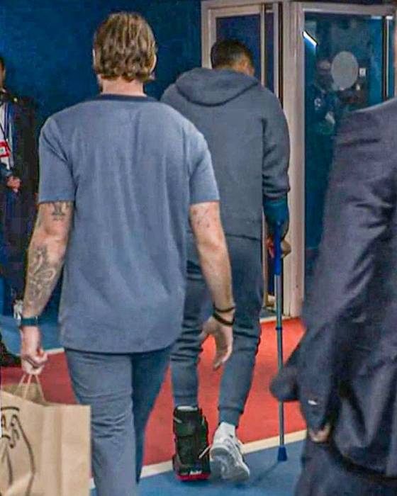 아슈라프 하키미가 목발을 짚은 채 경기장을 빠져나가고 있다. /사진=ParisSG INFOS SNS 갈무리