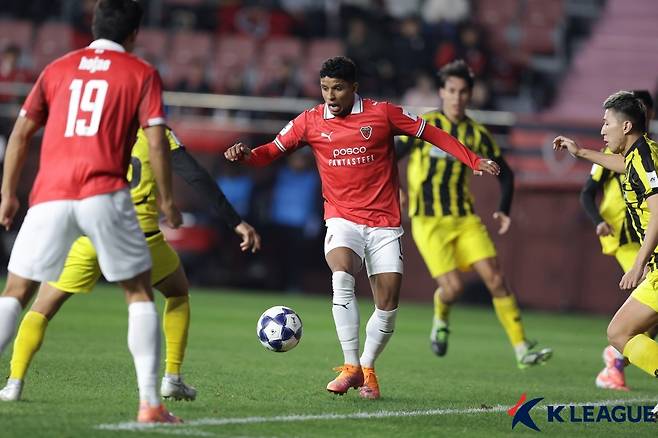 오베르단(가운데)이 6일 오후 7시 포항의 포항 스틸야드에서 열린 2025~2026시즌 아시아축구연맹(AFC) 아시아챔피언스리그2(ACL2) H조 4라운드 경기 중 볼 트래핑하고 있다. /사진=한국프로축구연맹 제공