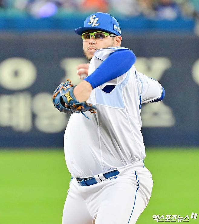 21일 오후 대구삼성라이온즈파크에서 열린 '2025 신한 SOL Bank KBO 포스트시즌' 한화 이글스와 삼성 라이온즈의 플레이오프 3차전 경기, 1회초 삼성 선발투수 후라도가 공을 힘차게 던지고 있다. 엑스포츠뉴스 DB
