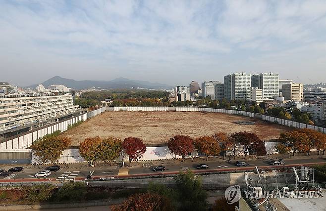 종묘 앞, 세운4구역 앞날은 (서울=연합뉴스) 서명곤 기자 = 국가유산청(옛 문화재청)과 협의 없이 역사문화환경 보존지역 바깥에서의 개발 규제를 완화한 서울시 조례 개정이 유효하다는 대법원 판결이 나왔다. 이번 소송은 최근 '왕릉뷰 아파트' 재현 우려가 나온 서울 종묘 맞은편 세운4구역 재개발 사업과 관련해 주목받았다. 사진은 6일 서울 종로구 세운4구역 모습. 2025.11.6 seephoto@yna.co.kr