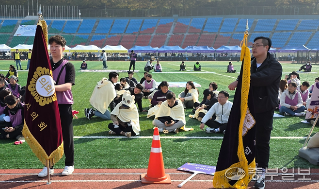 구리시의회 관계자들이 7일 동두천종합운동장에서 열린 '2025 경기도 시·군의회 의원 한마음 체육대회' 개회식에 '너구리 캐릭터'를 형상화한 단체복을 입고 자리에 앉아 있다. 사진=이석중기자
