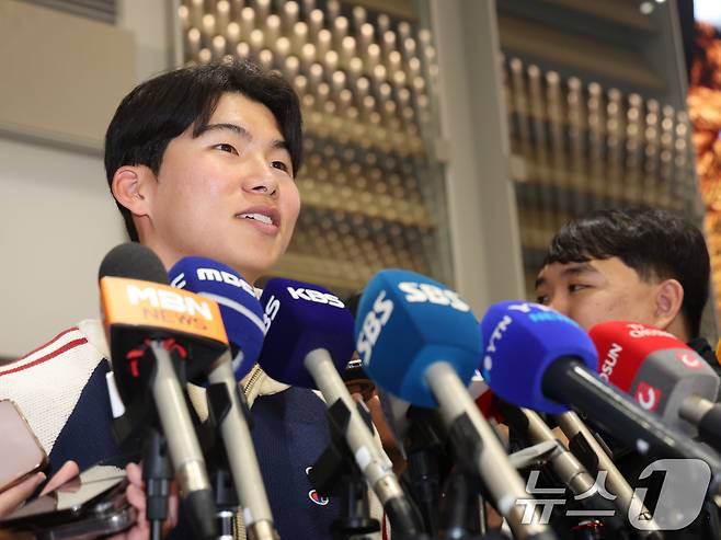 메이저리그(MLB) 진출 첫 시즌부터 월드시리즈(WS) 우승을 함께한 LA 다저스 김혜성이 6일 오후 인천국제공항을 통해 입국, 취재진 질문에 답하고 있다. 2025.11.6/뉴스1 ⓒ News1 황기선 기자