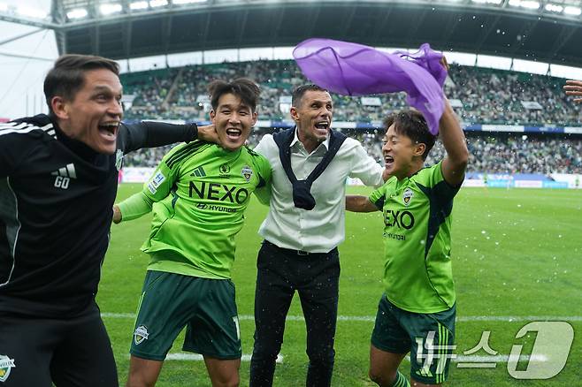 포옛 감독(오른쪽)과 이승우. (전북현대 제공. 재판매 및 DB 금지) 2025.10.18/뉴스1