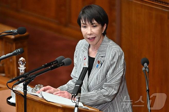 4일 다카이치 사나에 일본 총리가 도쿄 국회의사당에서 노다 요시히코 입헌민주당 대표의 질문에 답하고 있다. 2025.10.04 ⓒ AFP=뉴스1 ⓒ News1 김지완 기자