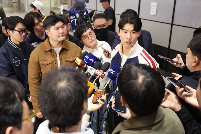 김혜성이 취재진 질문에 답하고 있는 모습. 사진 | 연합뉴스