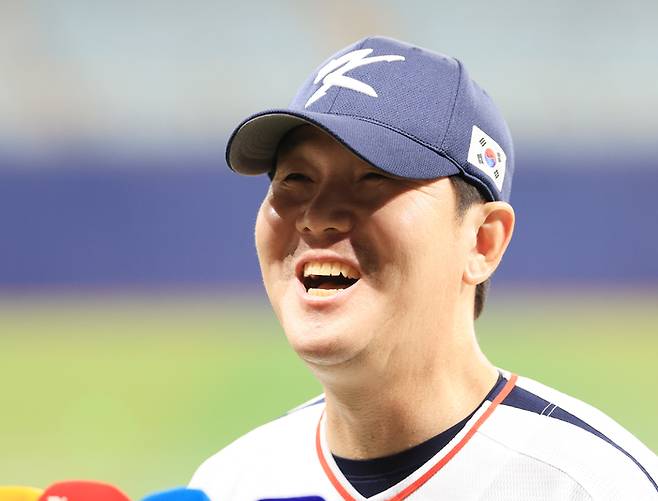 류지현 감독이 인터뷰 도중 웃어 보이고 있다. 사진 | 연합뉴스