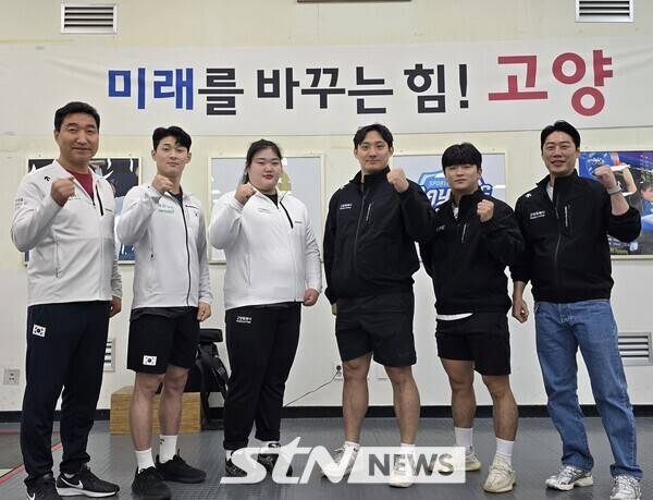 고양시청 역도팀. 좌측부터 최종근 감독, 박주현, 박혜정, 진윤성, 박주효, 이세원 코치. /사진(고양)=유다연 기자