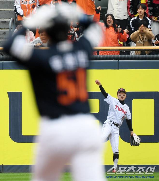 LG와 한화의 한국시리즈 1차전. 1회초 1사 1루 한화 문현빈의 장타성 타구를 LG 중견수 박해민이 잡아낸 장면. 잠실=박재만 기자