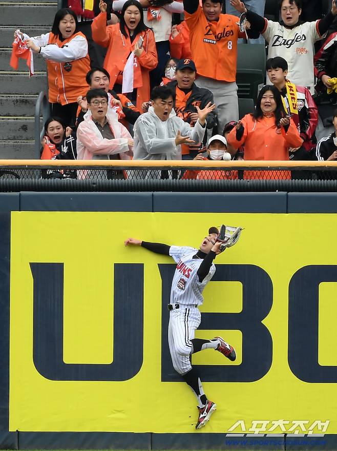 한화 팬들과 문현빈을 좌절시킨 LG 중견수 박해민의 한국시리즈 슈퍼캐치.