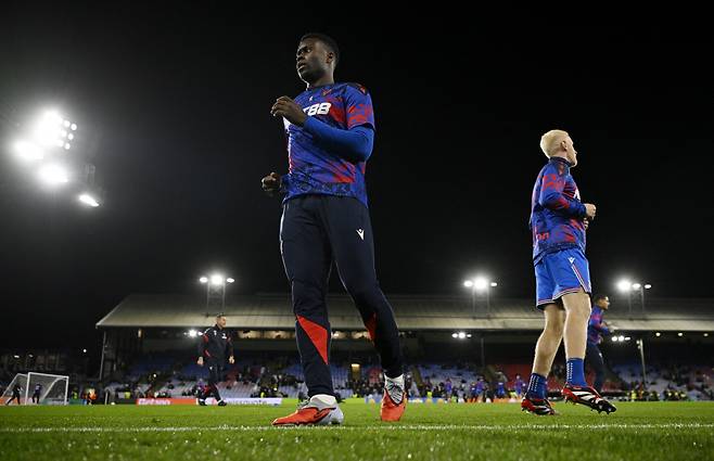 Soccer Football - UEFA Conference League - Crystal Palace v AZ Alkmaar - Selhurst Park, London, Britain - November 6, 2025 Crystal Palace's Marc Guehi during the warm up before the match REUTERS/Tony O Brien<저작권자(c) 연합뉴스, 무단 전재-재배포, AI 학습 및 활용 금지>