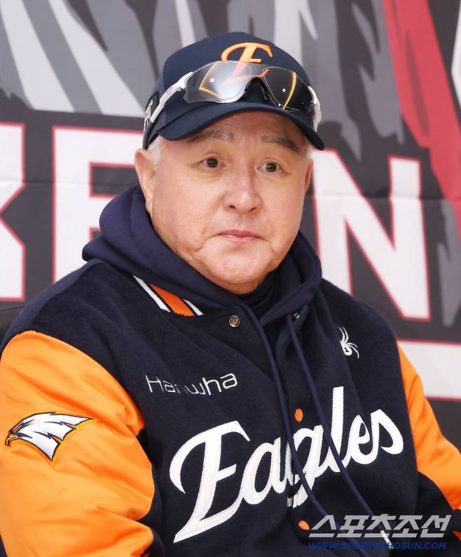 27일 서울 잠실구장에서 열린 한화와 LG의 한국시리즈 2차전. 경기 전 한화 김경문 감독이 공식 인터뷰를 하고 있다. 잠실=정재근 기자 cjg@sportschosun.com/2025.10.27/